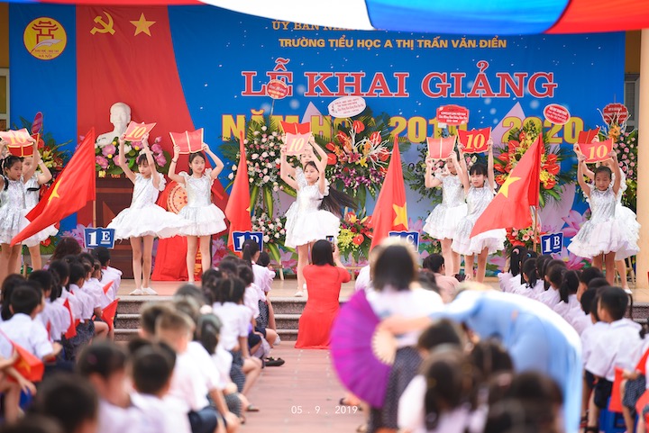 Trường[-]Tiểu[-]học[-]A[-]Thị[-]trấn[-]Văn[-]Điển[-]tưng[-]bừng[-]khai[-]giảng[-]năm[-]học[-]mới[-]